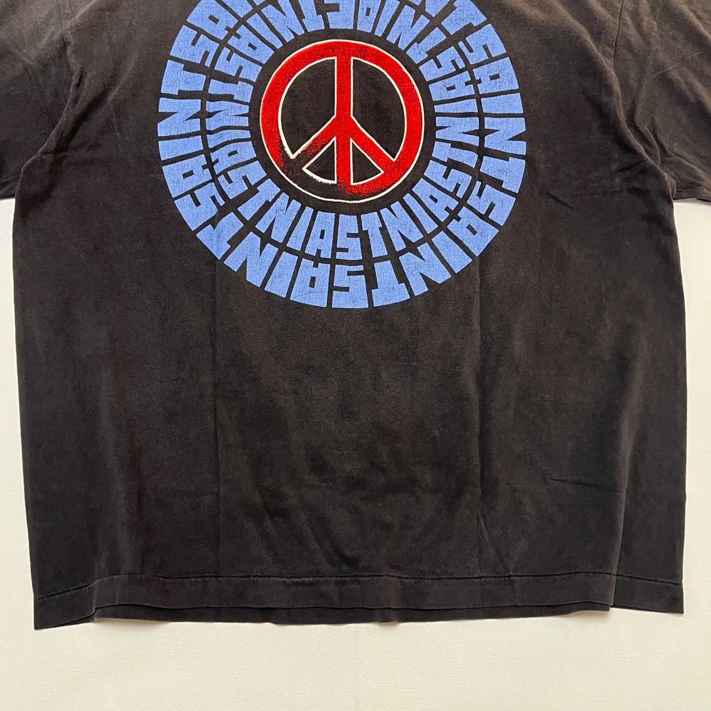 SAINT Mxxxxxx IDEOLOGICAL SS TEE/BLK Peace and anti-war crack pattern tee, washed black S-XL, look for the cylindrical fabric without side seams, the open width is almost meaningless Asut ready-made garments dyed, the whole piece is sprayed with horse-hair spray, and then sprayed again to fade, the collar and cuffs are frayed, many places are broken, oversized printing position, genuine level restoration, complete accessories, with little angel anti-counterfeiting label
